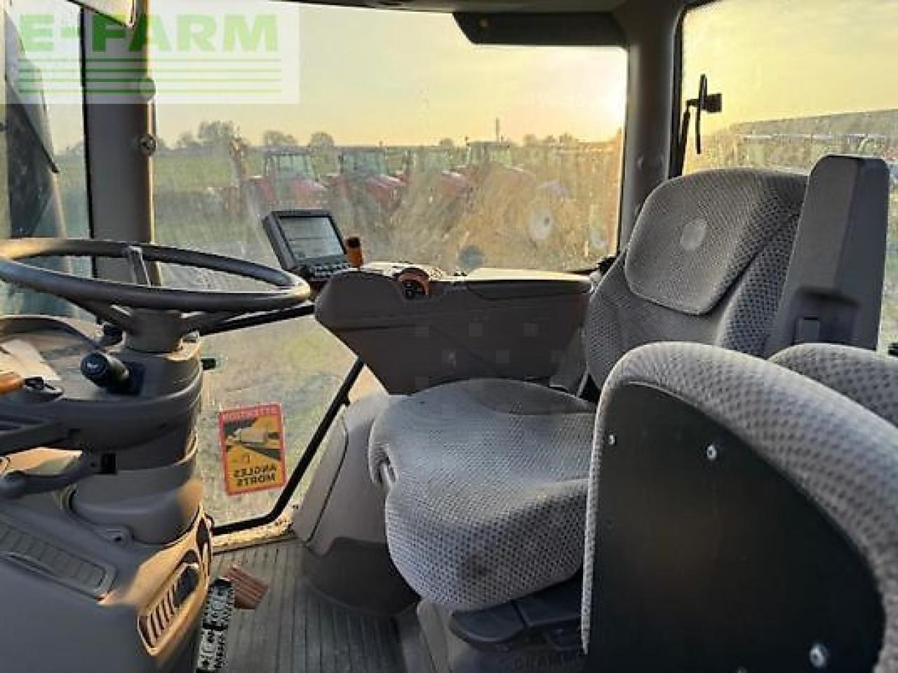 Трактор John Deere 6155r: снимка 7