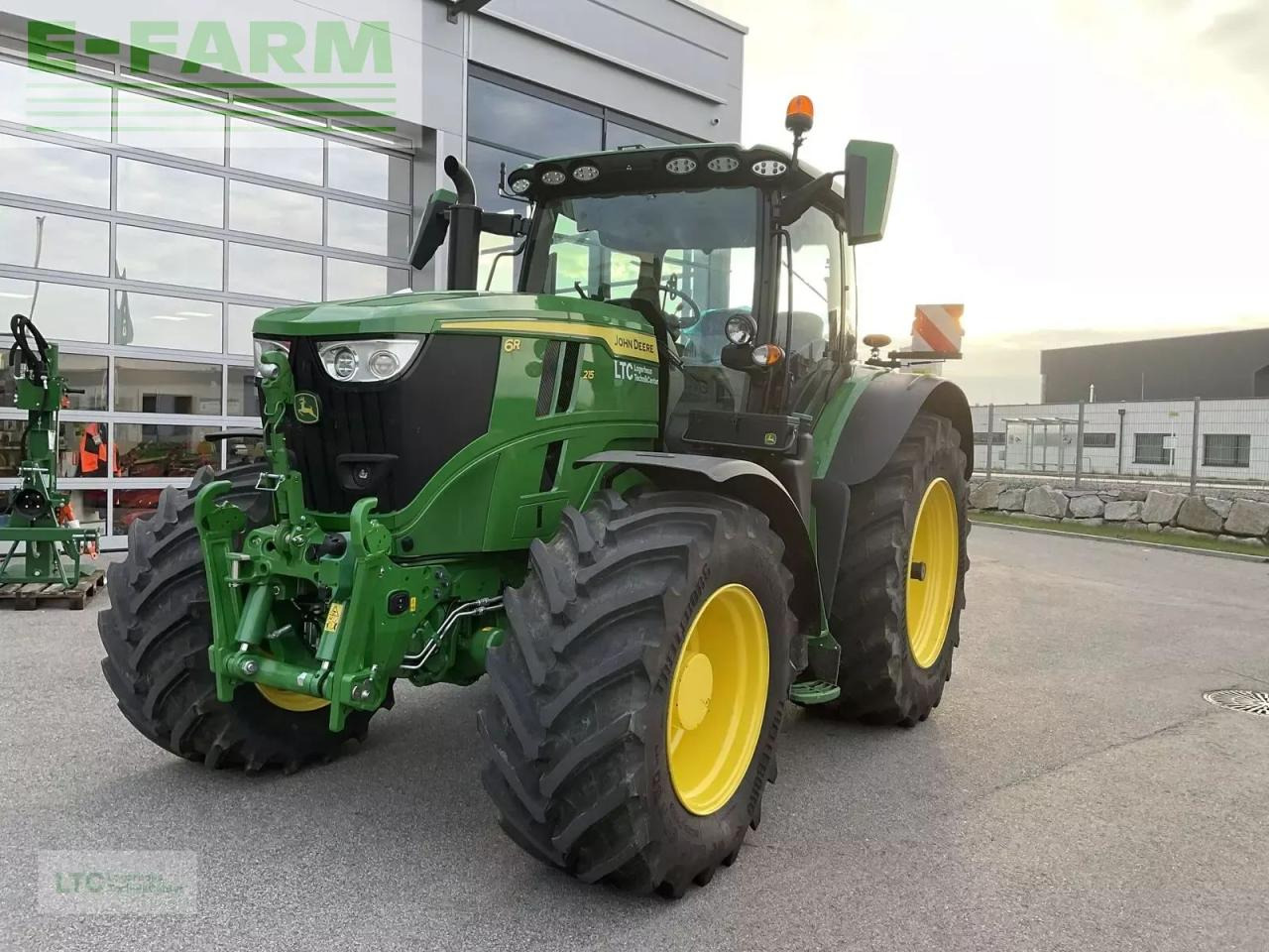 John Deere 6r 215 - Трактор: снимка 1 John Deere 6r 215 - Трактор: снимка 1