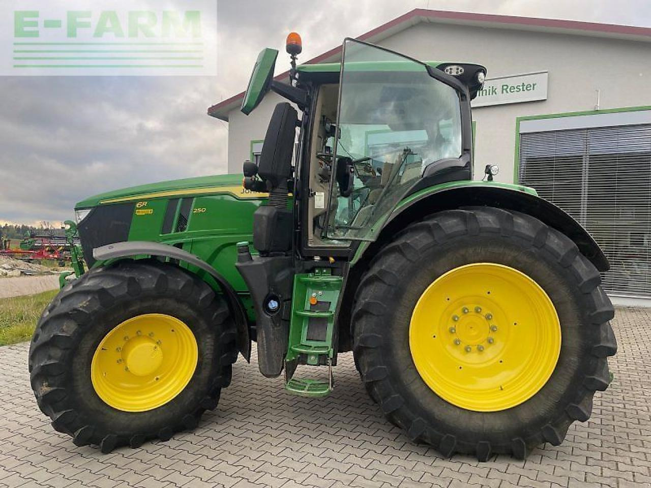 John Deere 6r 250 - Трактор: снимка 3 John Deere 6r 250 - Трактор: снимка 3