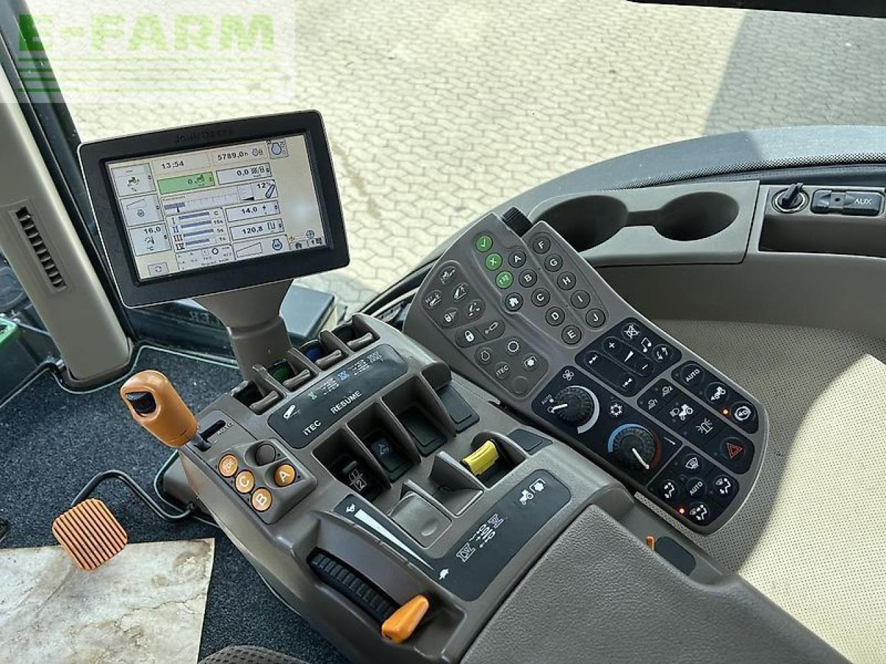 John Deere 7230r - Трактор: снимка 3 John Deere 7230r - Трактор: снимка 3