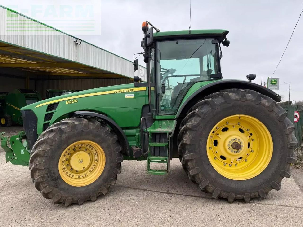 John Deere 8230 - Трактор: снимка 3 John Deere 8230 - Трактор: снимка 3