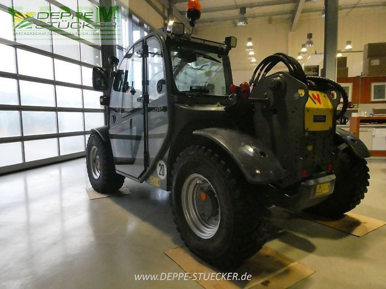 Телескопичен товарач Neuson th 627: снимка 16