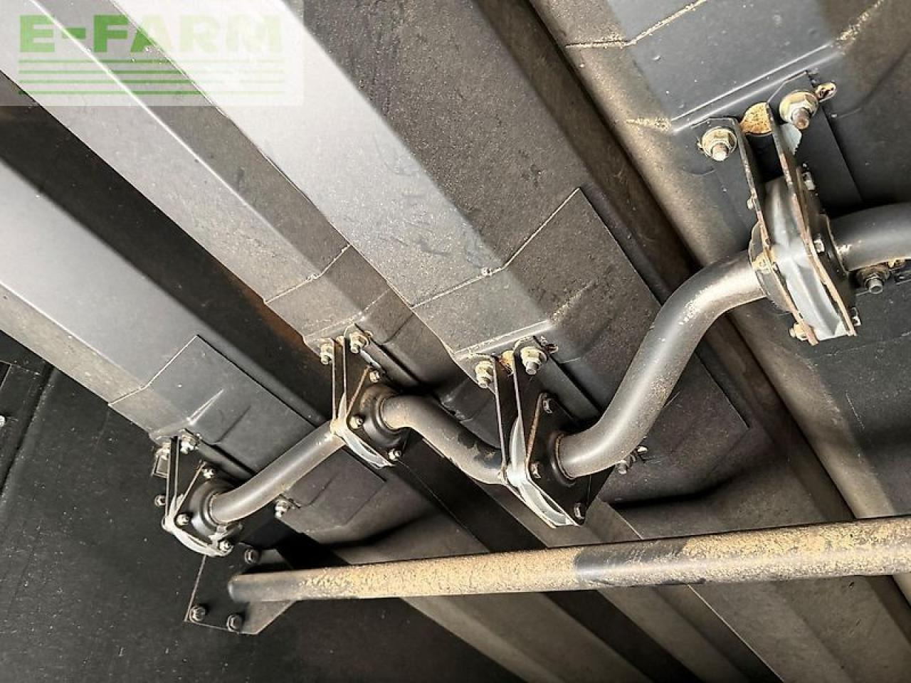 Зърнокомбайн New Holland cx8070 (cx8060,cx8080): снимка 16 Зърнокомбайн New Holland cx8070 (cx8060,cx8080): снимка 16