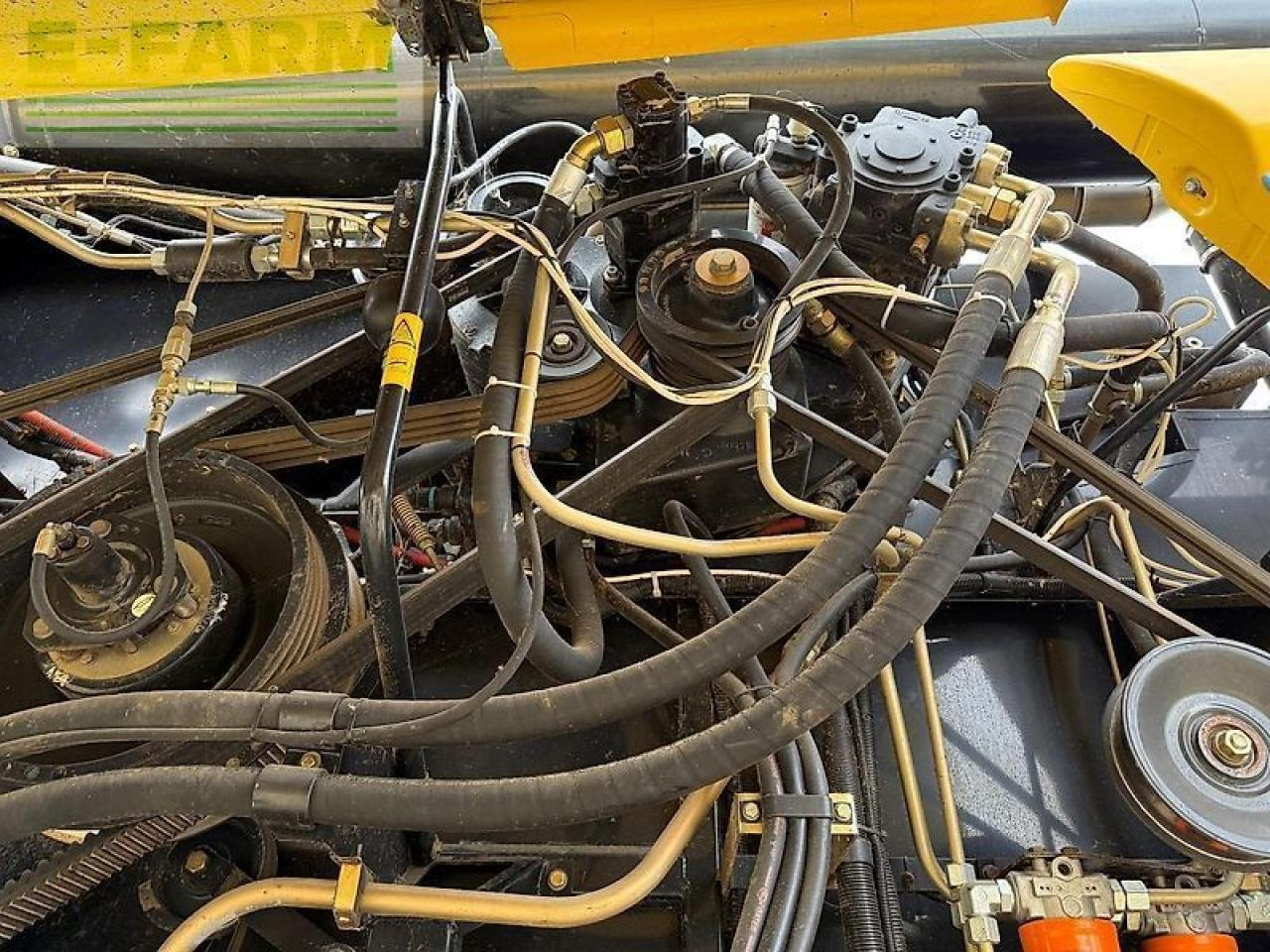 Зърнокомбайн New Holland cx8070 (cx8060,cx8080): снимка 23 Зърнокомбайн New Holland cx8070 (cx8060,cx8080): снимка 23