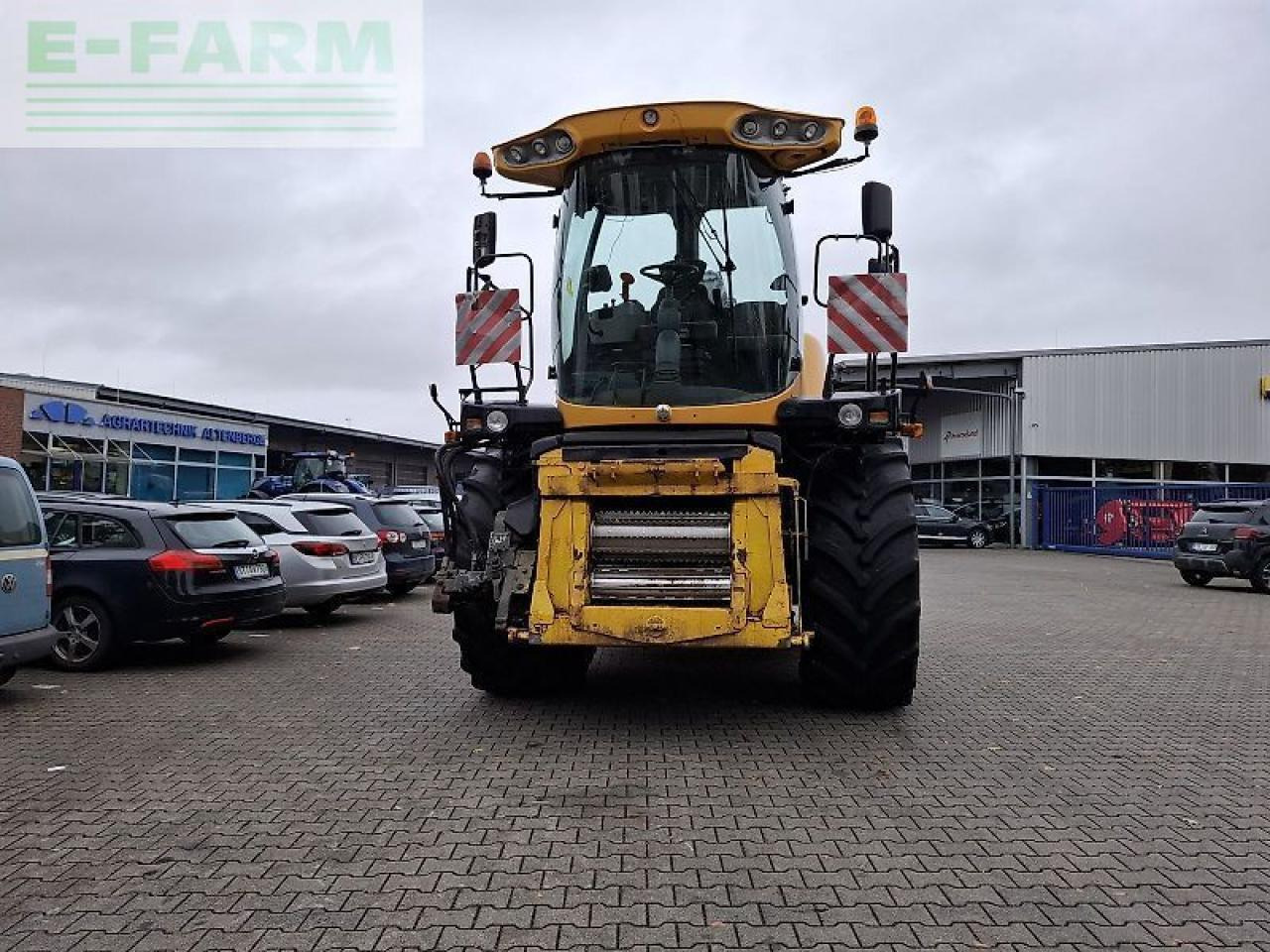 New Holland fr9060 / fr 9060 mit allrad - Силажокомбайн: снимка 3 New Holland fr9060 / fr 9060 mit allrad - Силажокомбайн: снимка 3