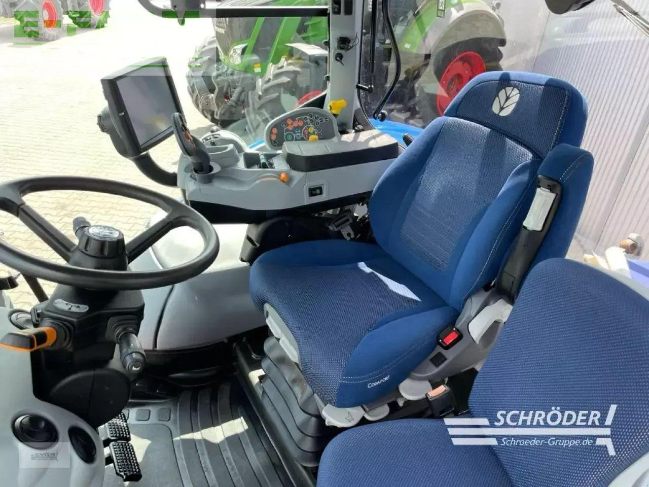 Трактор New Holland t 7.210: снимка 16