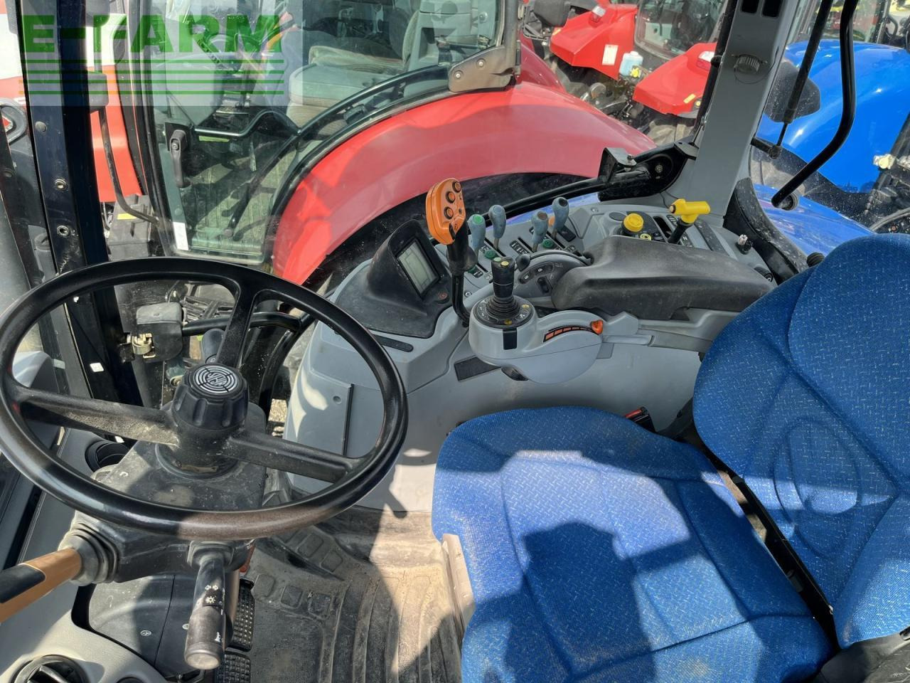 New Holland t6090 range & power command - Трактор: снимка 5 New Holland t6090 range & power command - Трактор: снимка 5