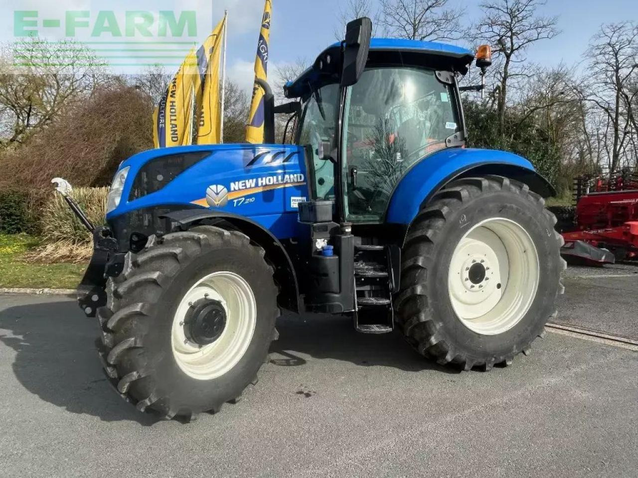 New Holland t7.210 classic - Трактор: снимка 1 New Holland t7.210 classic - Трактор: снимка 1