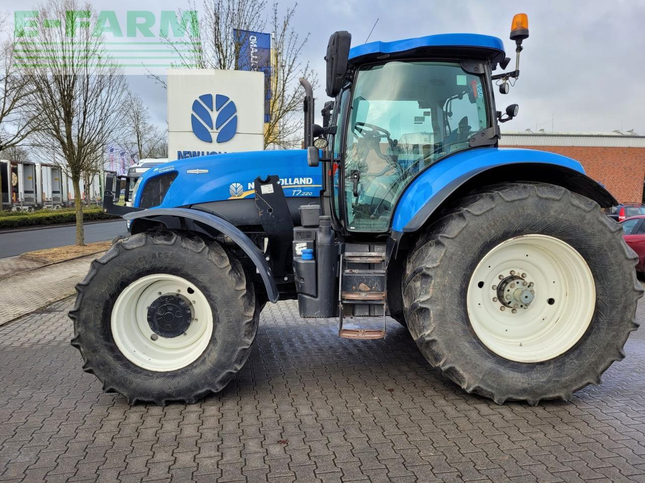 New Holland t7.220 ac - Трактор: снимка 1 New Holland t7.220 ac - Трактор: снимка 1