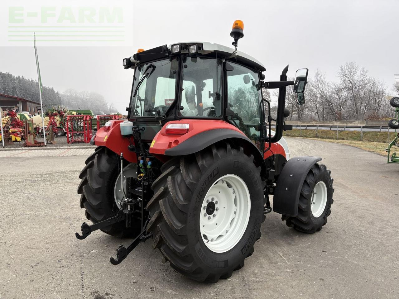 Трактор Steyr 4075 kompakt s (stage v): снимка 8