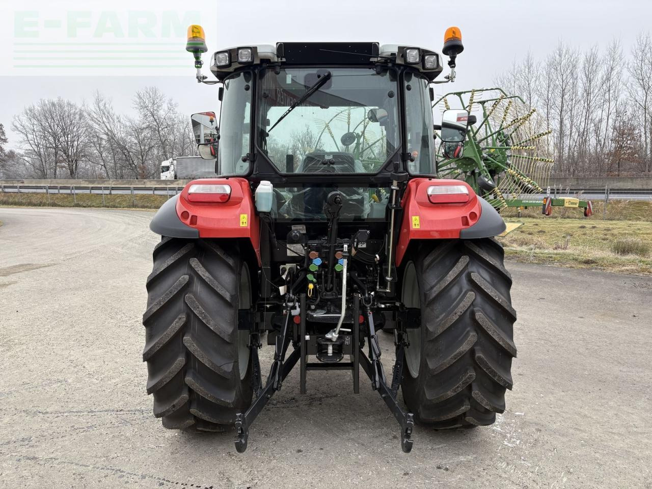Трактор Steyr 4075 kompakt s (stage v): снимка 12