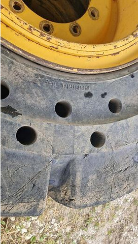 Big Vollgummi Räder 20,5 x 25 mit Volvo Felgen - Гума: снимка 4 Big Vollgummi Räder 20,5 x 25 mit Volvo Felgen - Гума: снимка 4
