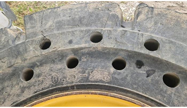 Big Vollgummi Räder 20,5 x 25 mit Volvo Felgen - Гума: снимка 5 Big Vollgummi Räder 20,5 x 25 mit Volvo Felgen - Гума: снимка 5