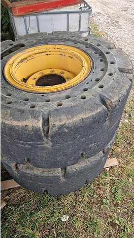Big Vollgummi Räder 20,5 x 25 mit Volvo Felgen - Гума: снимка 2 Big Vollgummi Räder 20,5 x 25 mit Volvo Felgen - Гума: снимка 2