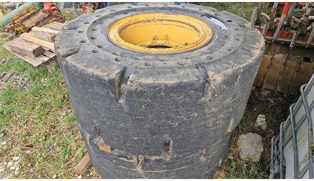 Big Vollgummi Räder 20,5 x 25 mit Volvo Felgen - Гума: снимка 1 Big Vollgummi Räder 20,5 x 25 mit Volvo Felgen - Гума: снимка 1