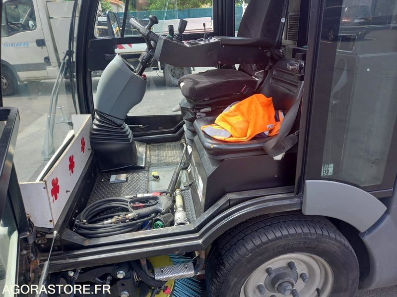 Balayeuse de voirie - Мотометачна машина: снимка 4 Balayeuse de voirie - Мотометачна машина: снимка 4