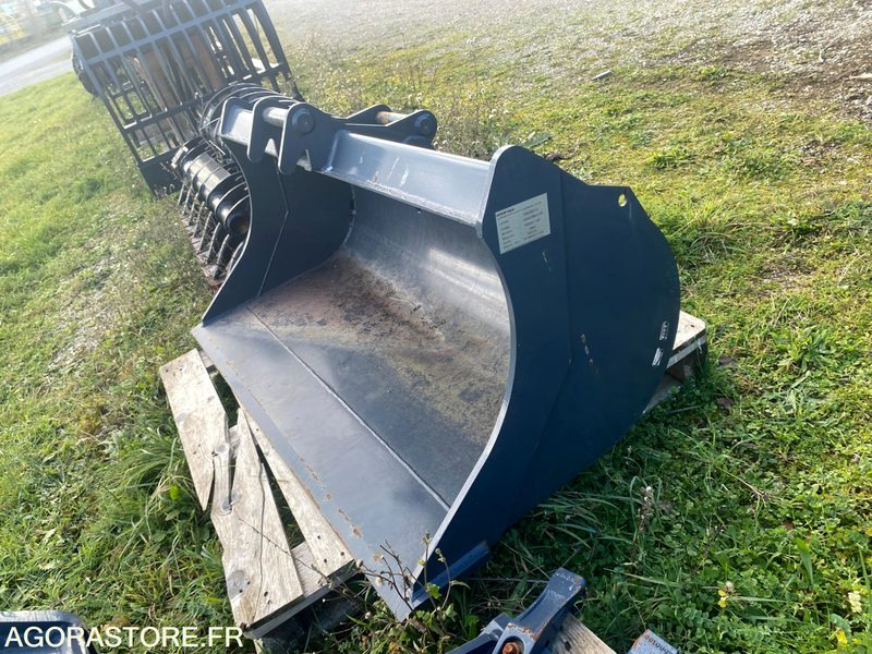Coupleur hydraulique + 3 godets Neufs pour pelle 6T - Строително оборудване: снимка 1 Coupleur hydraulique + 3 godets Neufs pour pelle 6T - Строително оборудване: снимка 1