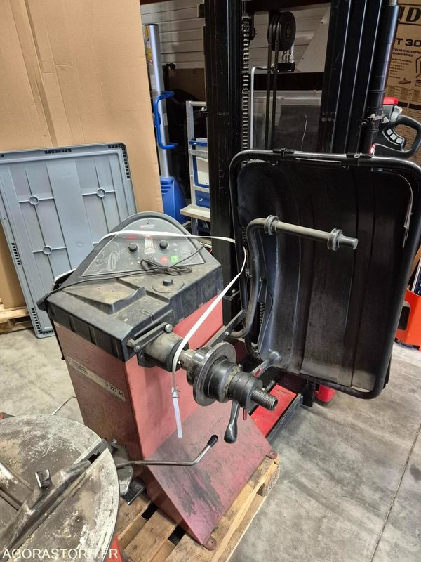 EQUILIBREUSE DE ROUES FACOM - Инструмент/ Оборудване: снимка 1 EQUILIBREUSE DE ROUES FACOM - Инструмент/ Оборудване: снимка 1