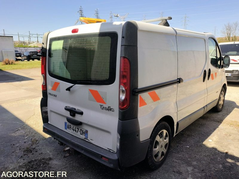 FOURGON TRAFIC RENAULT 397007KM / AR447DH (non roulant en l'état) - Товарен бус: снимка 2 FOURGON TRAFIC RENAULT 397007KM / AR447DH (non roulant en l'état) - Товарен бус: снимка 2