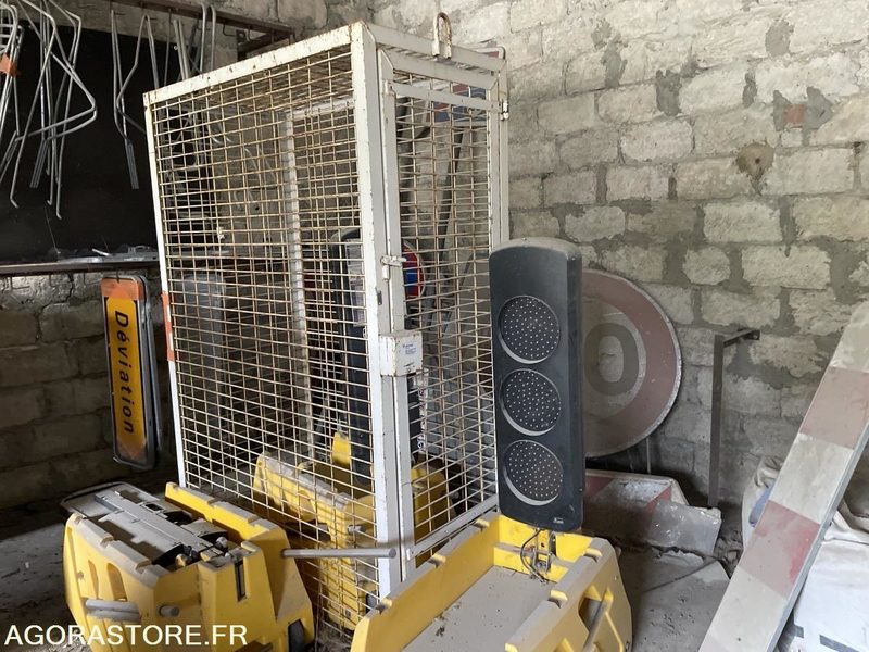 Feux tricolores et cages - Инструмент/ Оборудване: снимка 1 Feux tricolores et cages - Инструмент/ Оборудване: снимка 1