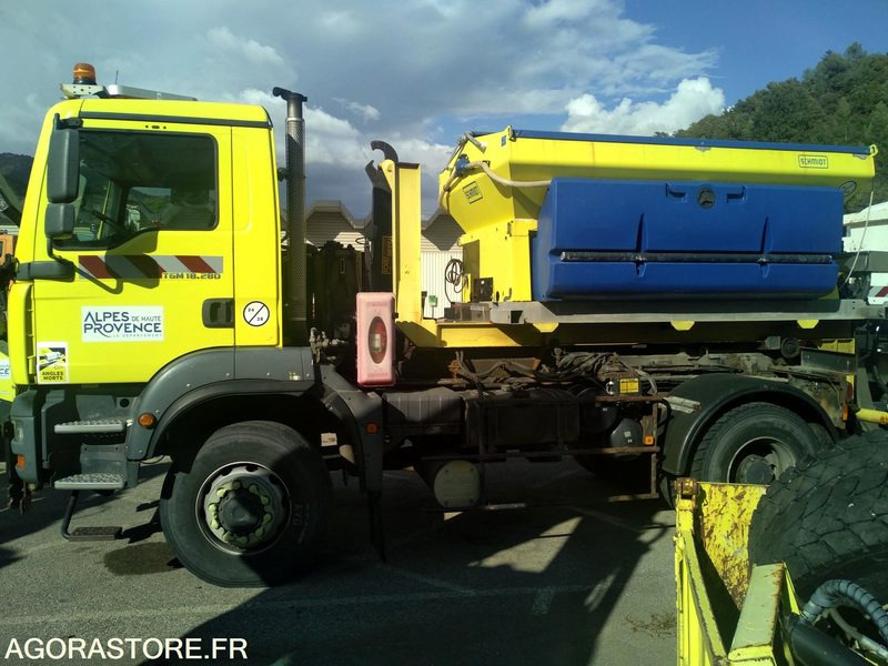MAN 18.280 TGM 4X4 , saleuse STRATOS B40K, lame acier, aileron déneigement - Камион: снимка 2 MAN 18.280 TGM 4X4 , saleuse STRATOS B40K, lame acier, aileron déneigement - Камион: снимка 2