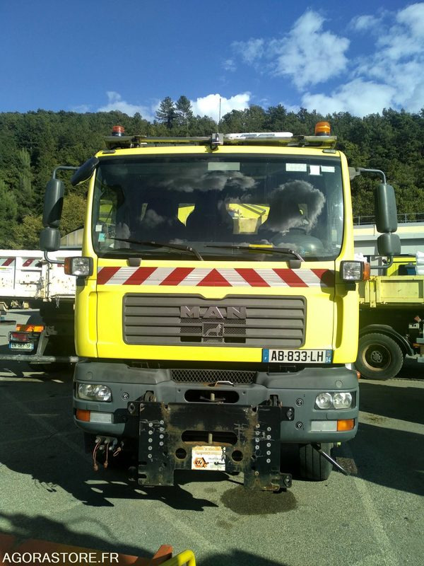MAN 18.280 TGM 4X4 , saleuse STRATOS B40K, lame acier, aileron déneigement - Камион: снимка 4 MAN 18.280 TGM 4X4 , saleuse STRATOS B40K, lame acier, aileron déneigement - Камион: снимка 4