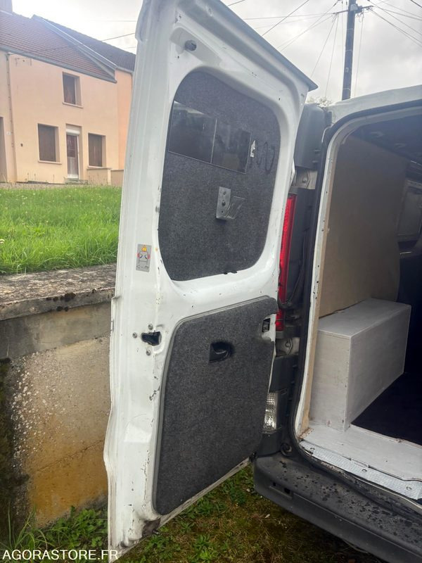 Renault Trafic dci 115 / 228000 km - Immatriculation anglaise - Лекотоварен автомобил: снимка 3 Renault Trafic dci 115 / 228000 km - Immatriculation anglaise - Лекотоварен автомобил: снимка 3