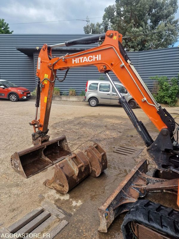 MINI PELLE HYDRAULIQUE SUR CHENILLES CAOUTCHOUC HITACHI ZX26U DIESEL 19.7CV 2017 - Мини багер: снимка 5 MINI PELLE HYDRAULIQUE SUR CHENILLES CAOUTCHOUC HITACHI ZX26U DIESEL 19.7CV 2017 - Мини багер: снимка 5