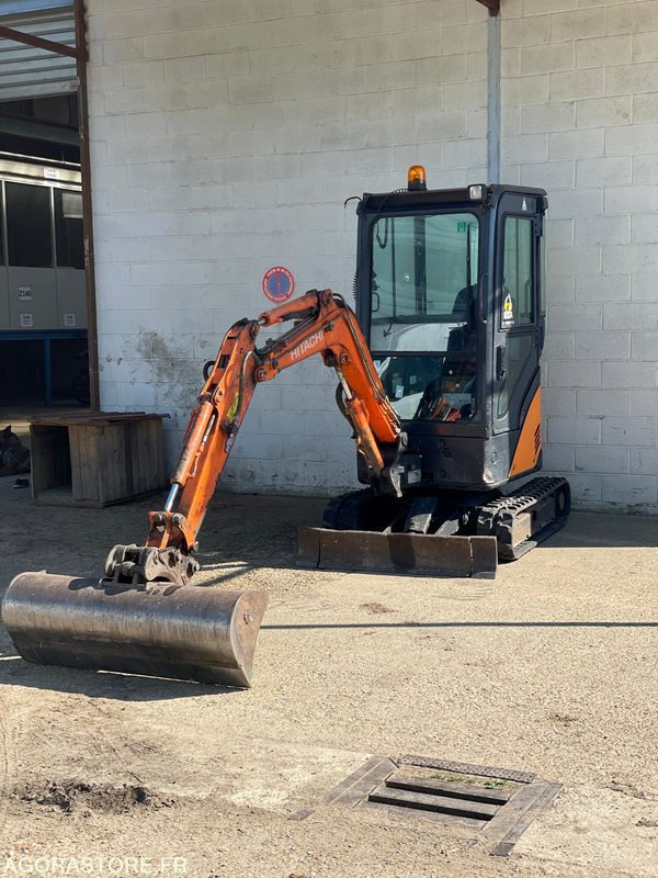 MINI-PELLE SUR CHENILLE CAOUTCHOUC HITACHI ZX17U-2 15CV 1.9T AVEC 3 GODETS - Багер: снимка 2 MINI-PELLE SUR CHENILLE CAOUTCHOUC HITACHI ZX17U-2 15CV 1.9T AVEC 3 GODETS - Багер: снимка 2