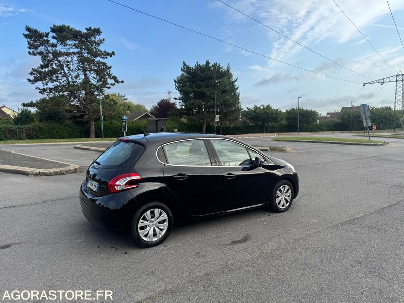 PEUGEOT 208 1.4 HDI ALLURE 197 000 KM - Лек автомобил: снимка 4 PEUGEOT 208 1.4 HDI ALLURE 197 000 KM - Лек автомобил: снимка 4