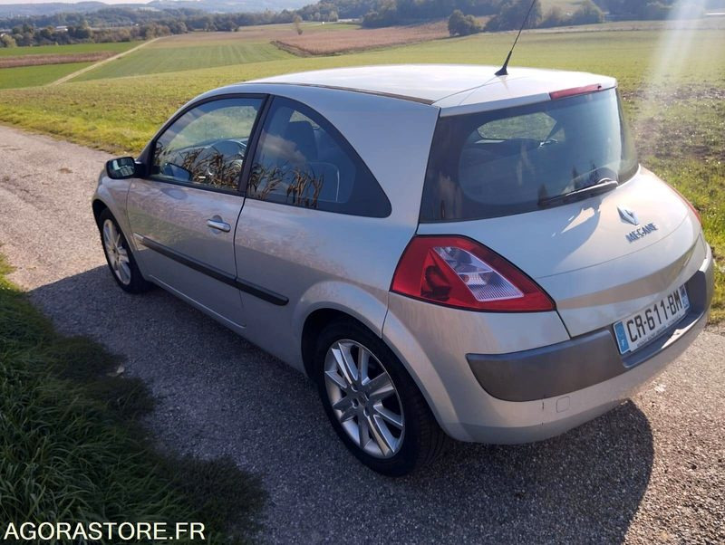 RENAULT MEGANE - 149000 KILOMETRES - ESSENCE - VÉHICULE 5 PLACES - ANNEE 2004 - Лек автомобил: снимка 3 RENAULT MEGANE - 149000 KILOMETRES - ESSENCE - VÉHICULE 5 PLACES - ANNEE 2004 - Лек автомобил: снимка 3