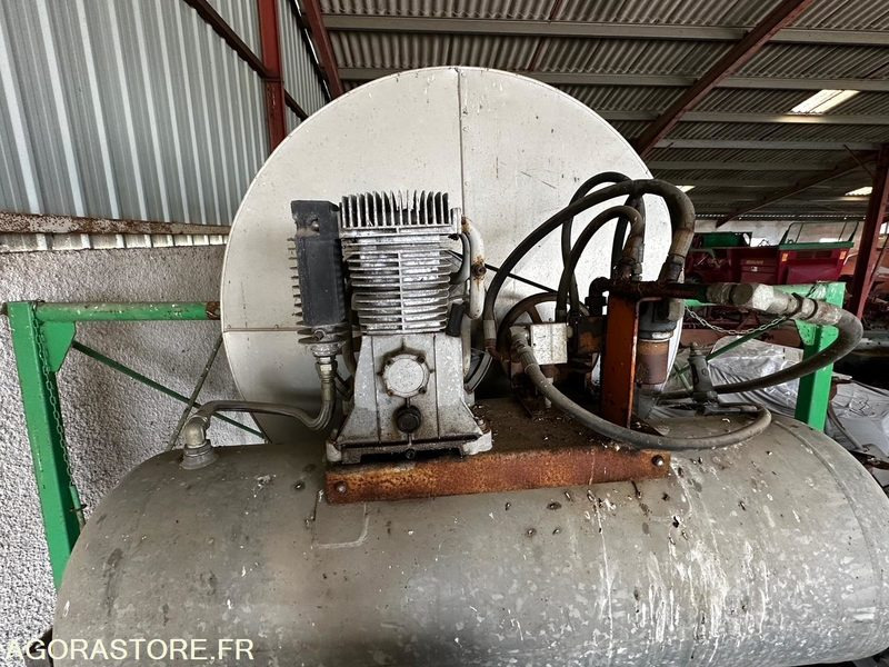 Repandeuse à bitume liquide sur berce - Schars - EPACCB 435 - 2500L 3Bars - 1987 - Гудронатор: снимка 4 Repandeuse à bitume liquide sur berce - Schars - EPACCB 435 - 2500L 3Bars - 1987 - Гудронатор: снимка 4