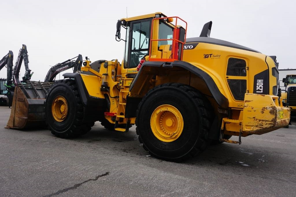 Volvo L250H *Uthyres* - Колесен товарач: снимка 3 Volvo L250H *Uthyres* - Колесен товарач: снимка 3