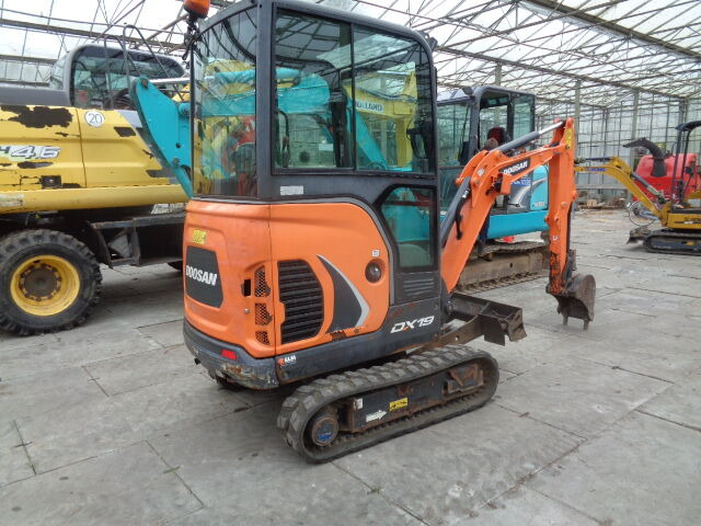 Doosan DX19 - Мини багер: снимка 2 Doosan DX19 - Мини багер: снимка 2