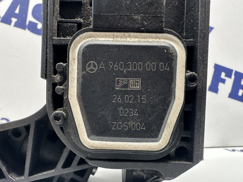 Mercedes-Benz MP4 accelerator pedal - Педал за Камион: снимка 3 Mercedes-Benz MP4 accelerator pedal - Педал за Камион: снимка 3