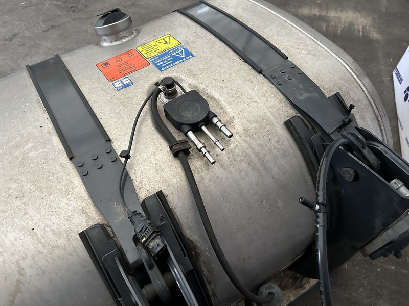 Scania 525L complete fuel tank with fuel optimiser brackets 700x725x124 - Резервоар за гориво за Камион: снимка 5 Scania 525L complete fuel tank with fuel optimiser brackets 700x725x124 - Резервоар за гориво за Камион: снимка 5