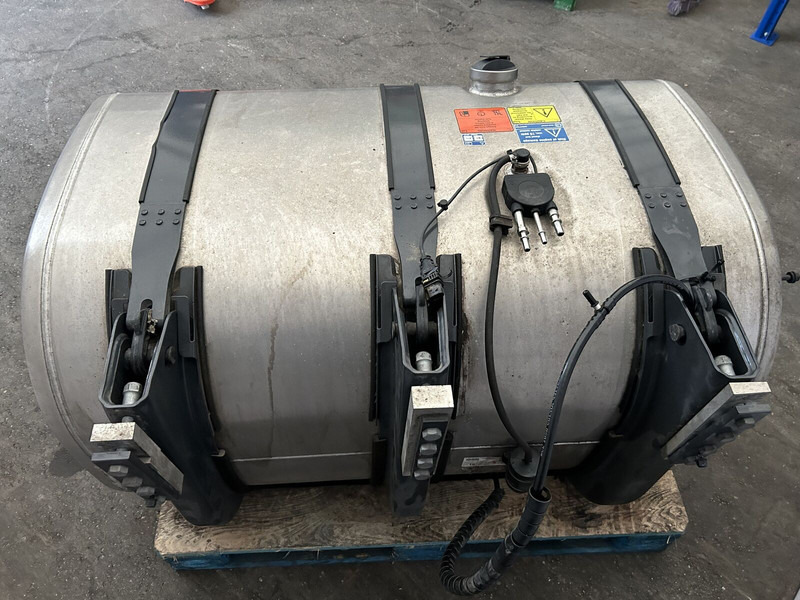 Scania 525L complete fuel tank with fuel optimiser brackets 700x725x124 - Резервоар за гориво за Камион: снимка 4 Scania 525L complete fuel tank with fuel optimiser brackets 700x725x124 - Резервоар за гориво за Камион: снимка 4