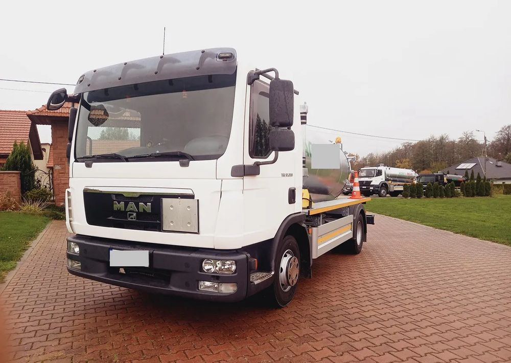 MAN TGL 12 220 !! EURO 5 !!! - Камион цистерна: снимка 3 MAN TGL 12 220 !! EURO 5 !!! - Камион цистерна: снимка 3