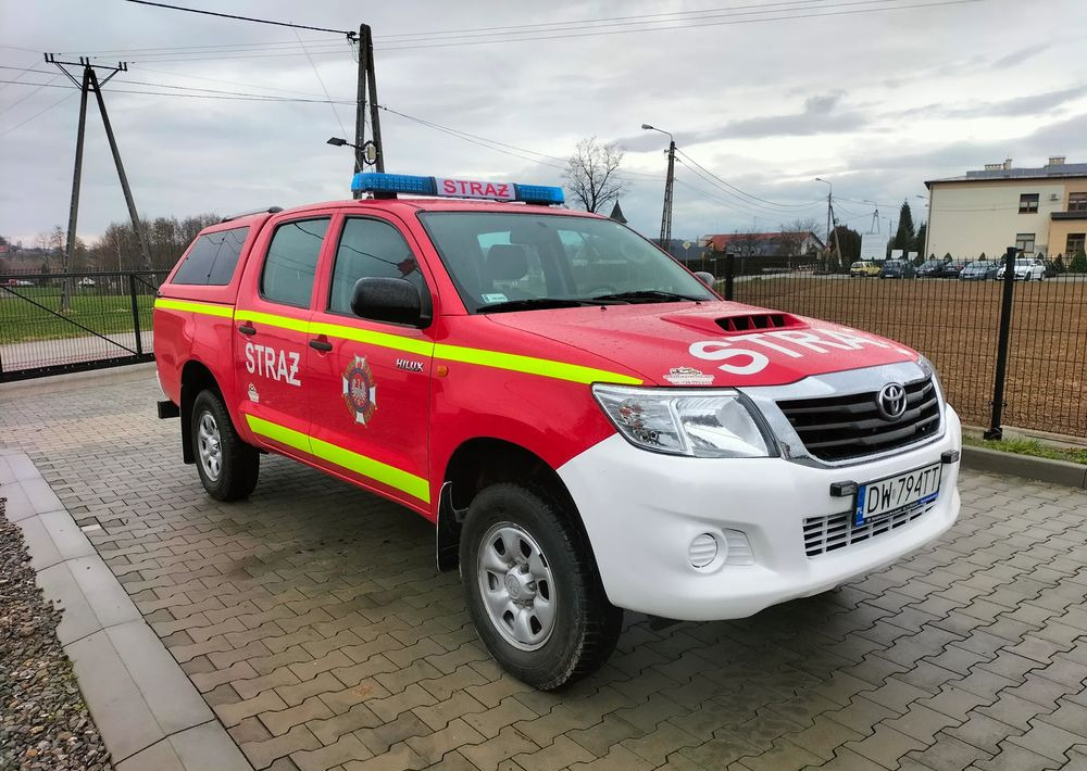Toyota Hilux 2.5D 4x4, straż, strażacki, pożarniczy - Пикап: снимка 1 Toyota Hilux 2.5D 4x4, straż, strażacki, pożarniczy - Пикап: снимка 1