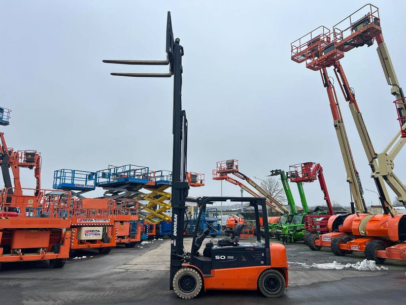 Електрокар Doosan B50X5 5T 6m Triplex non-marking (1840): снимка 13 Електрокар Doosan B50X5 5T 6m Triplex non-marking (1840): снимка 13
