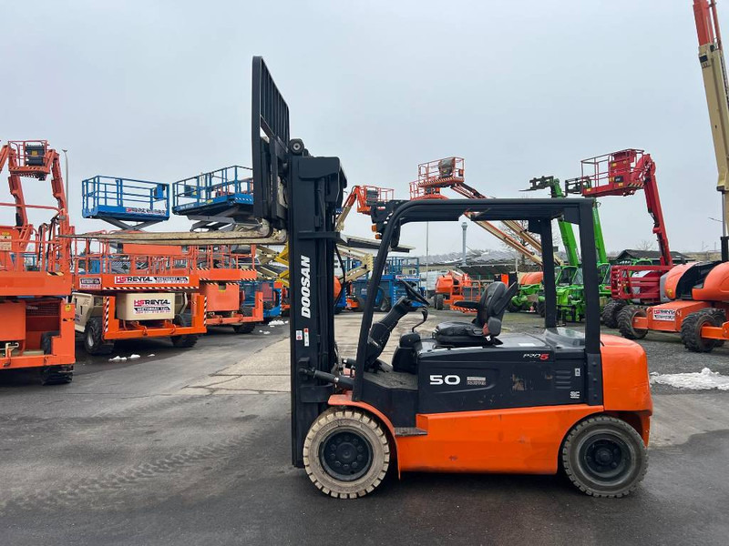 Електрокар Doosan B50X5 5T 6m Triplex non-marking (1840): снимка 12 Електрокар Doosan B50X5 5T 6m Triplex non-marking (1840): снимка 12