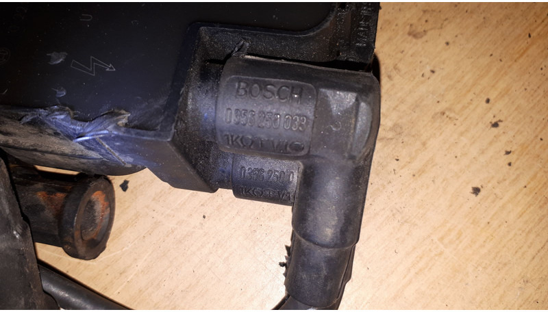 Bosch колпак свечи 15W263 катушка зажигания 08T199 - Двигател и части: снимка 1 Bosch колпак свечи 15W263 катушка зажигания 08T199 - Двигател и части: снимка 1