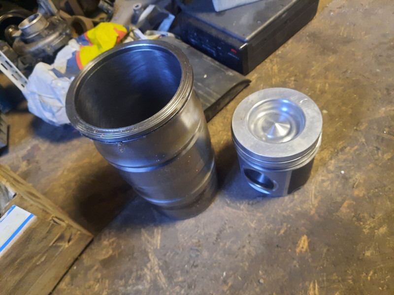 Scania - Двигател и части: снимка 1 Scania - Двигател и части: снимка 1