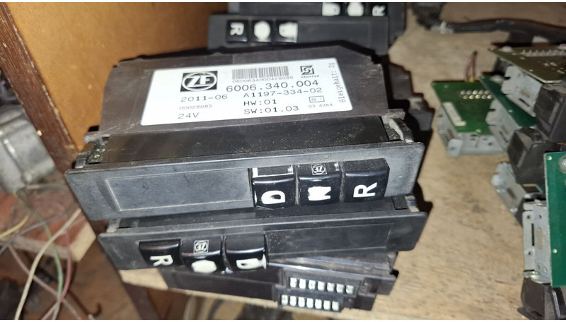 Scania Селектор переключения передач . - Блок за управление: снимка 2 Scania Селектор переключения передач . - Блок за управление: снимка 2