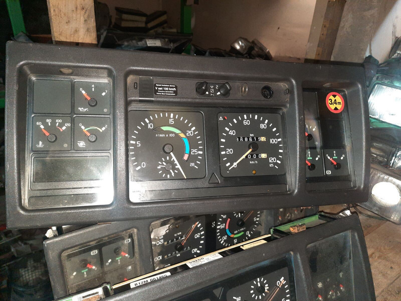 Volvo 70361832-1 . 70361831. 70329201-2 .22205475-P03. 70392912-P01/ - Табло: снимка 1 Volvo 70361832-1 . 70361831. 70329201-2 .22205475-P03. 70392912-P01/ - Табло: снимка 1
