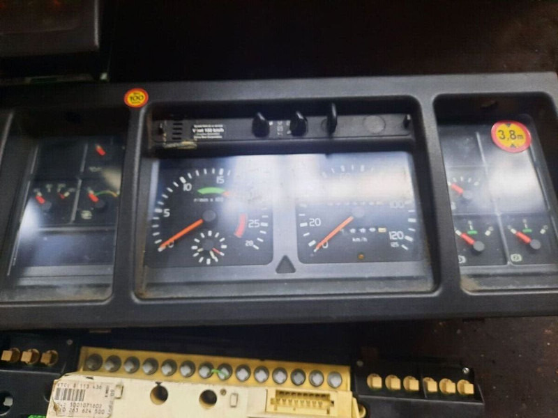 Volvo 70361832-1 . 70361831. 70329201-2 .22205475-P03. 70392912-P01/ - Табло: снимка 4 Volvo 70361832-1 . 70361831. 70329201-2 .22205475-P03. 70392912-P01/ - Табло: снимка 4