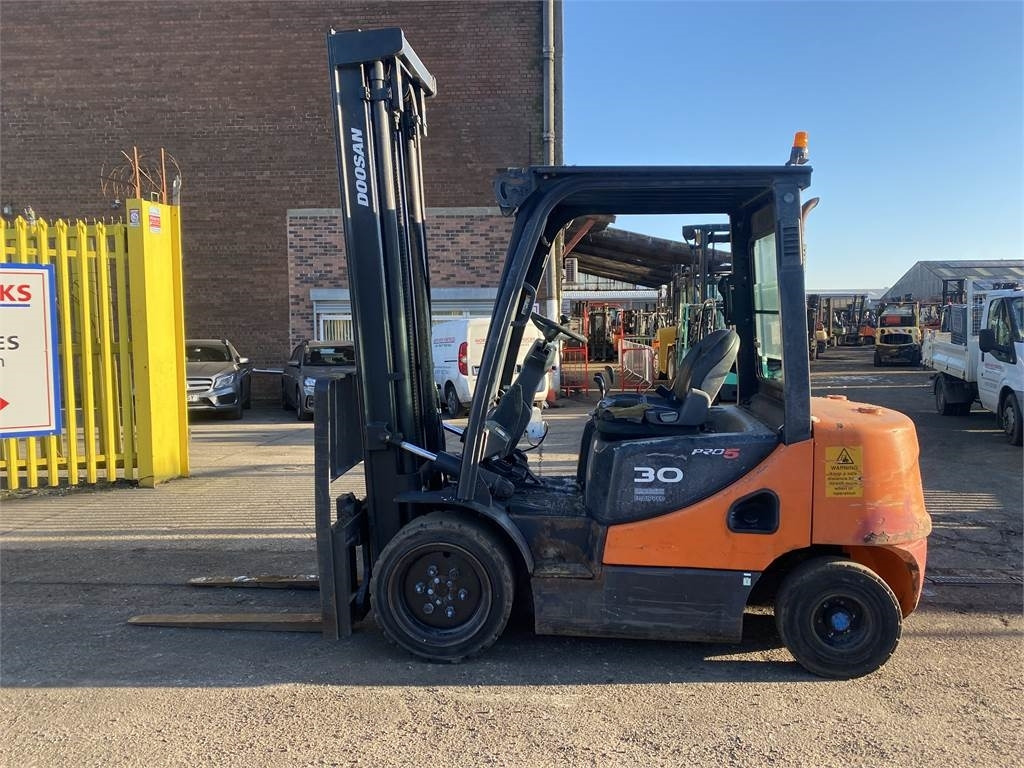 Doosan D30S-5 - Дизелов мотокар: снимка 1 Doosan D30S-5 - Дизелов мотокар: снимка 1