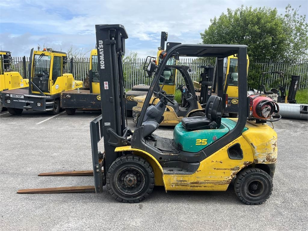 Komatsu FG25HT-16R - Газокар: снимка 1 Komatsu FG25HT-16R - Газокар: снимка 1