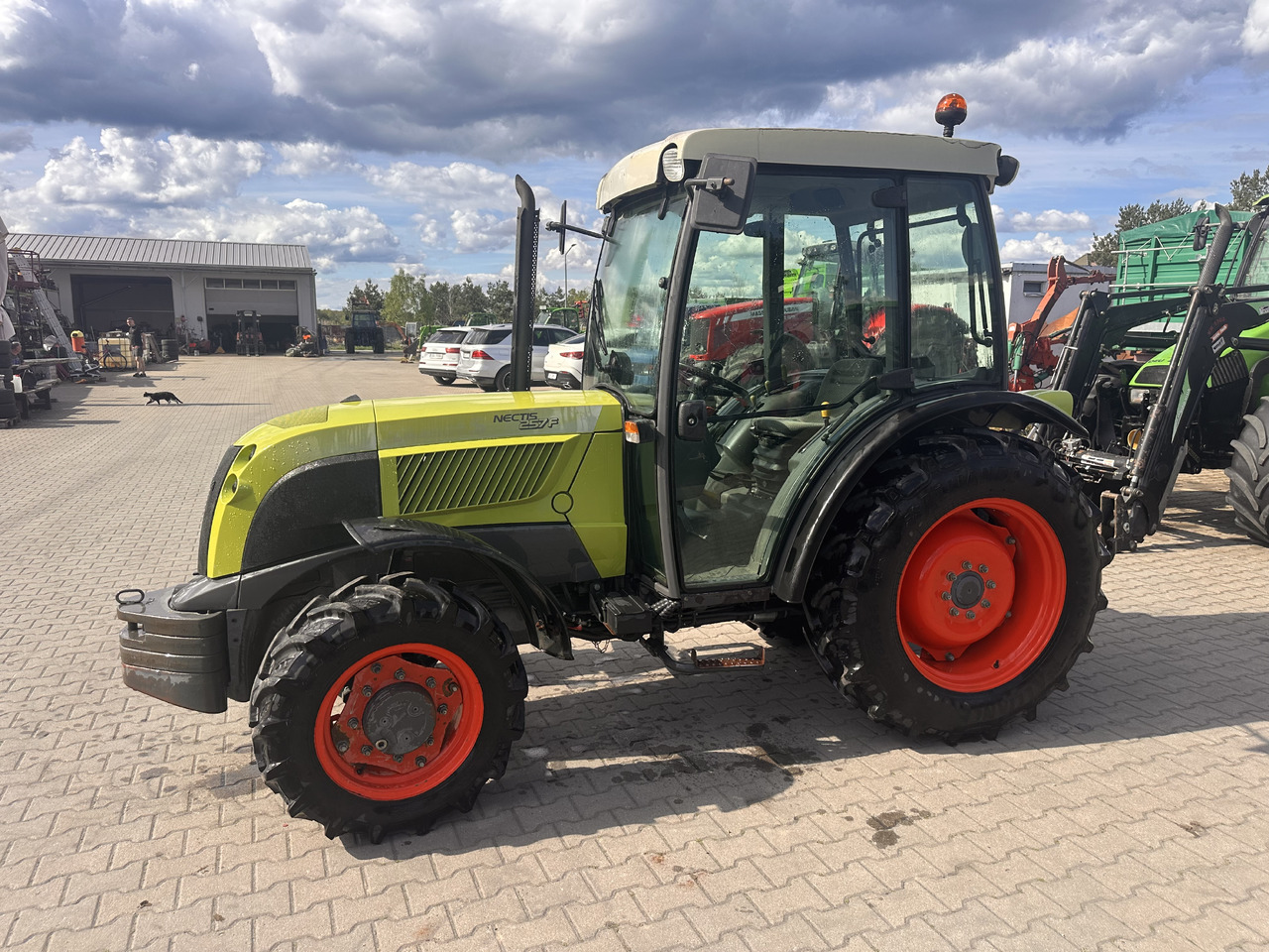CLAAS NECTIS 257F - Трактор: снимка 1 CLAAS NECTIS 257F - Трактор: снимка 1