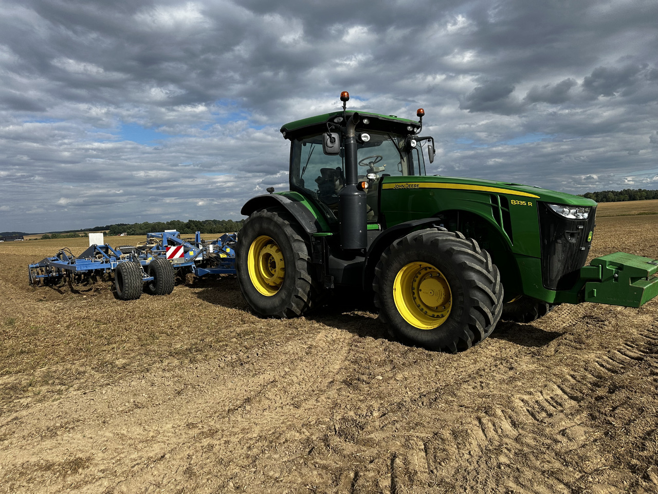 John Deere 8335 R AutoPower 50 km/h 370 PS - Трактор: снимка 2 John Deere 8335 R AutoPower 50 km/h 370 PS - Трактор: снимка 2